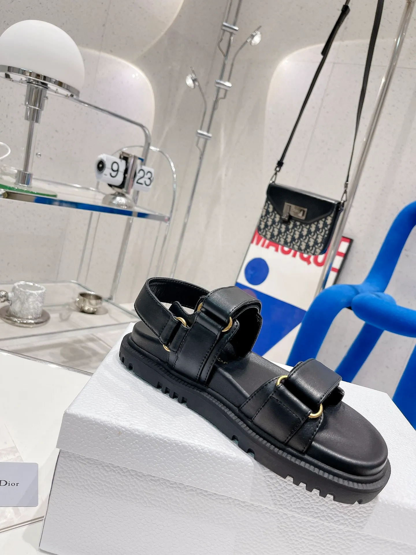 👟👟Ex-factory price 440👟👟 Women's Shoes Women's Clothing Dior 2022 Dior New New Color Velcro Sandals Original Reproduction Super Durable and Versatile Very Comfortable on the Feet Look Slim and White Better than the Fragrant Grandma Style Upper: Original Cowhide Lining: Sheepskin Lining Buckle: Original D Hardware Buckle Outsole: original molded T👟👟factory price U outsole Size: 35～40#